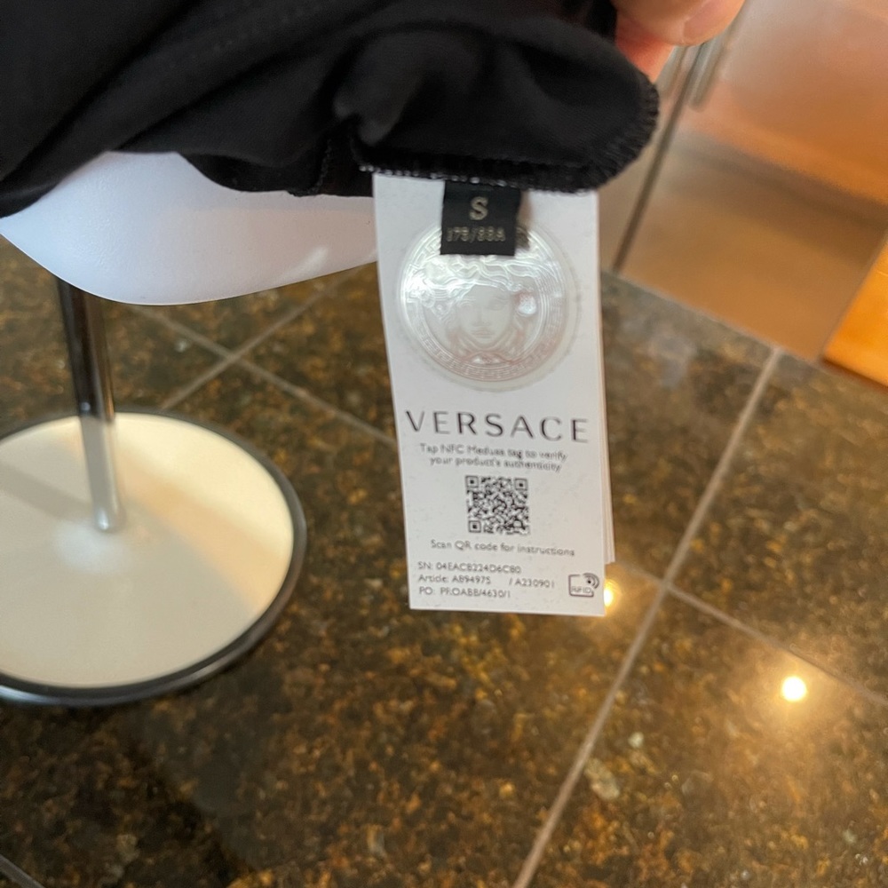 Small Versace t shirt - Picture 8 of 9